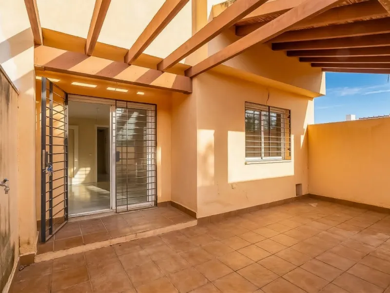 Townhouse for sale to renovate in Calahonda, close to the beach.