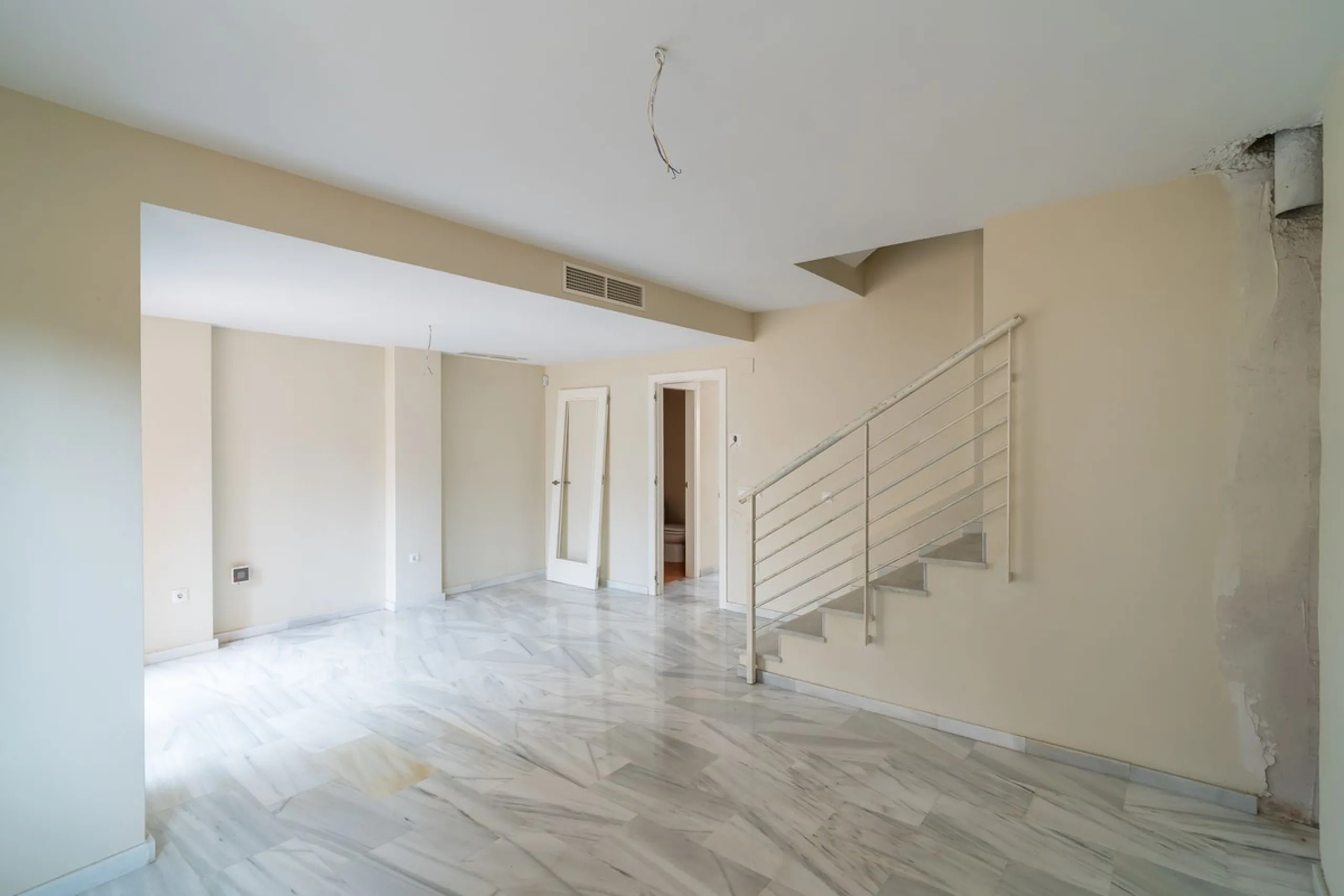 Townhouse for sale to renovate in Calahonda, close to the beach.