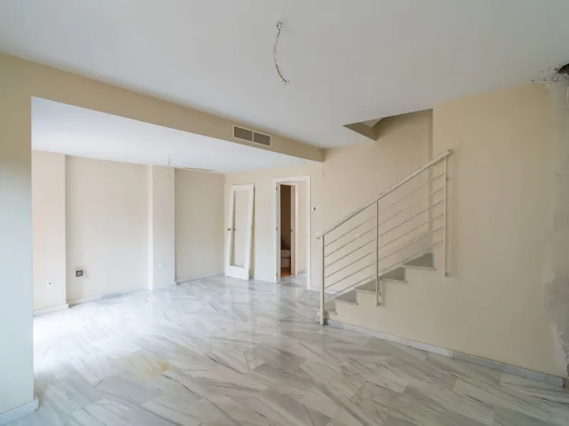 Townhouse for sale to renovate in Calahonda, close to the beach.