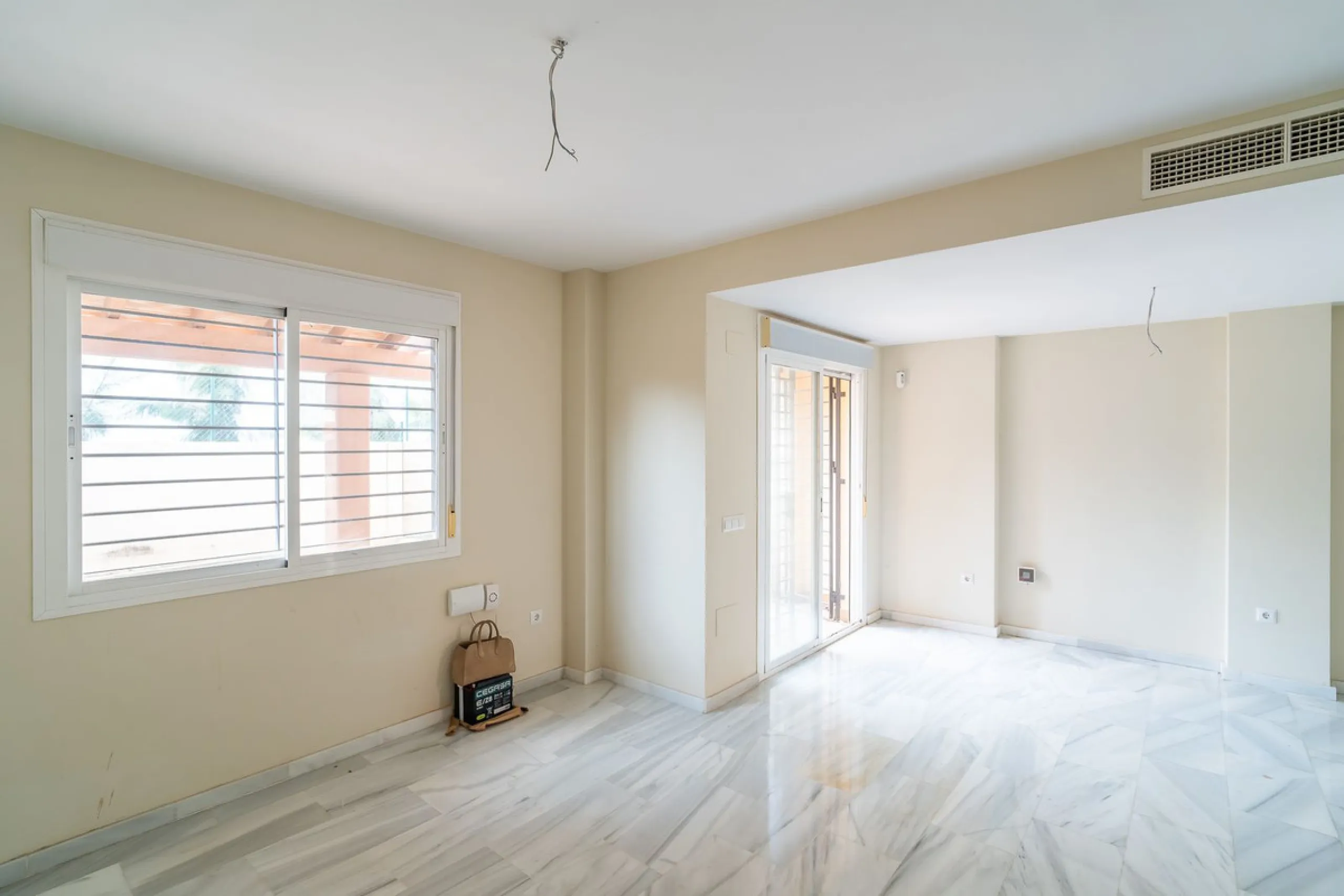 Townhouse for sale to renovate in Calahonda, close to the beach.
