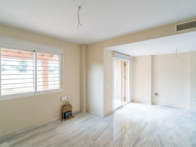 Townhouse for sale to renovate in Calahonda, close to the beach.