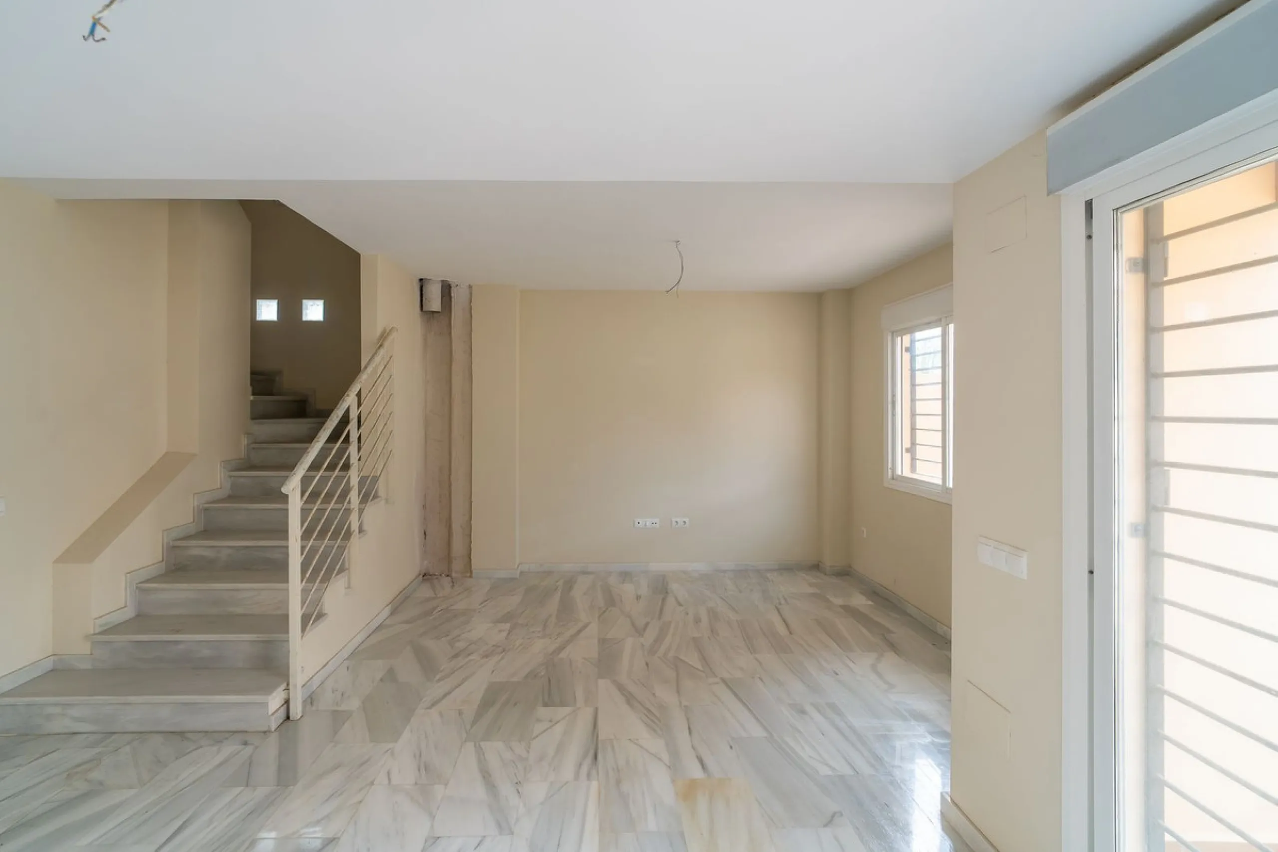 Townhouse for sale to renovate in Calahonda, close to the beach.
