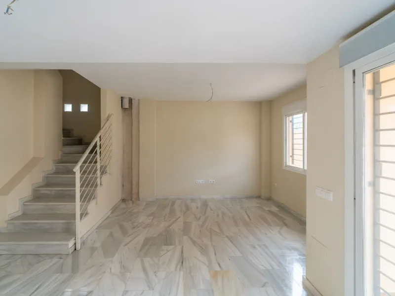 Townhouse for sale to renovate in Calahonda, close to the beach.
