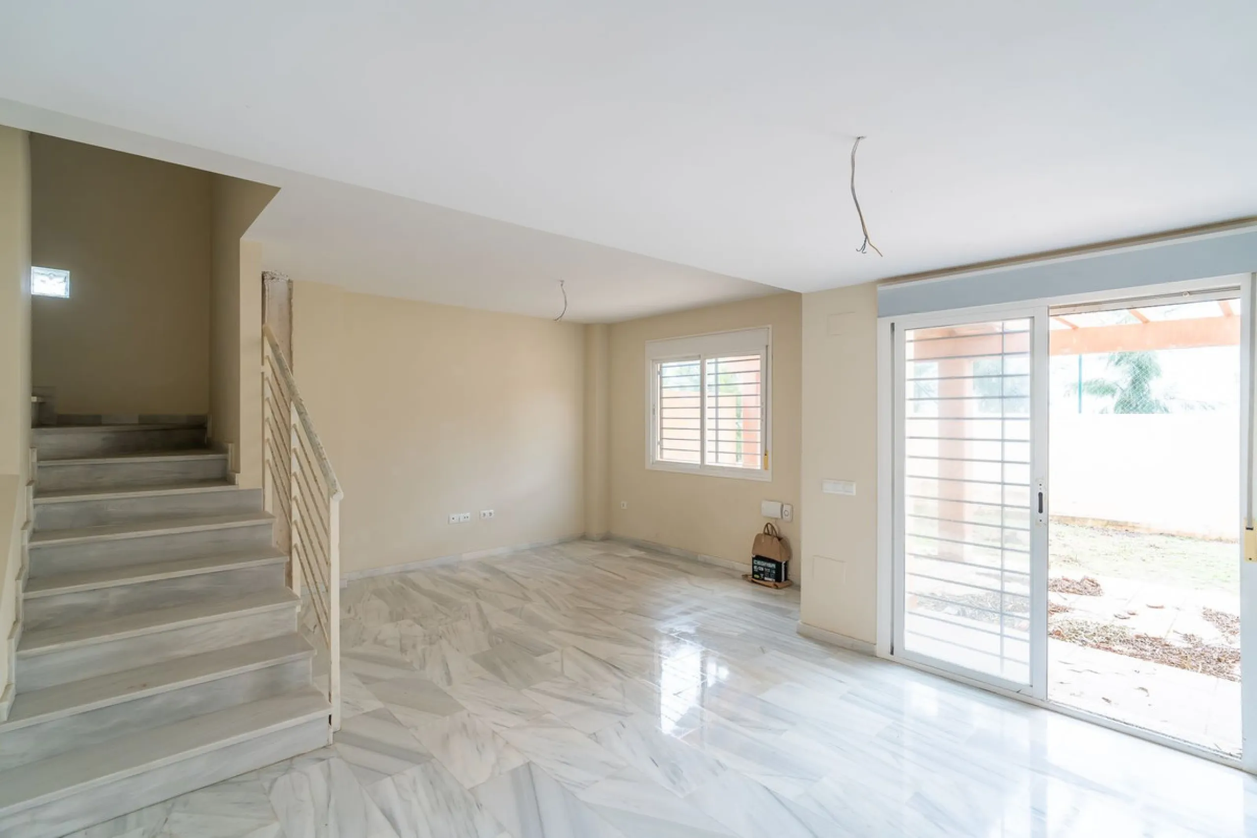 Townhouse for sale to renovate in Calahonda, close to the beach.