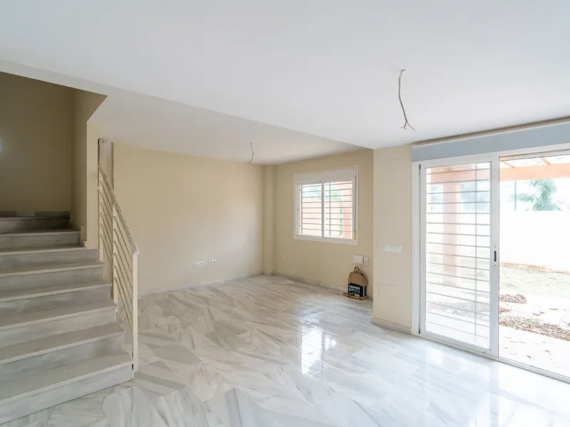 Townhouse for sale to renovate in Calahonda, close to the beach.