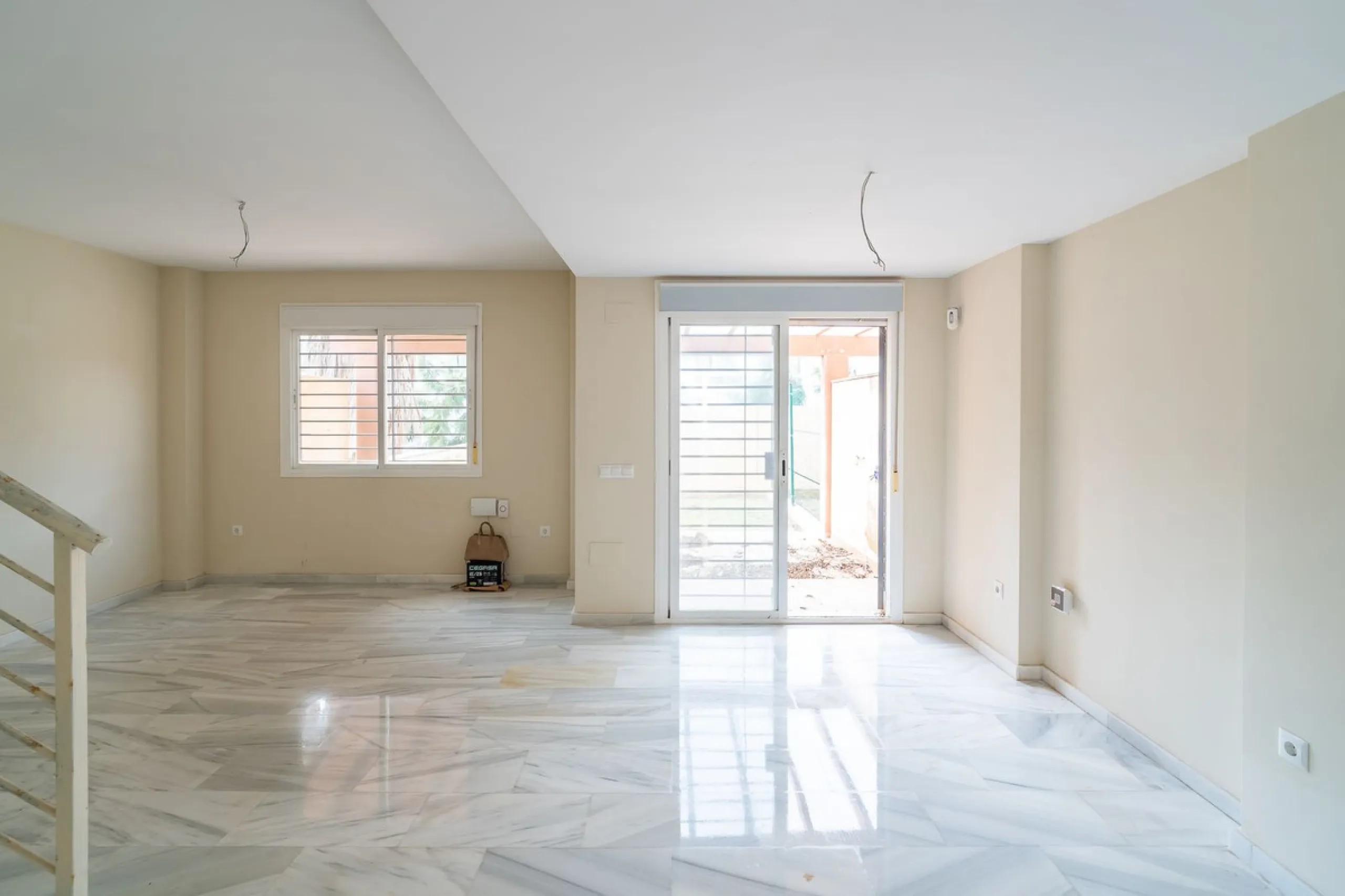 Townhouse for sale to renovate in Calahonda, close to the beach.