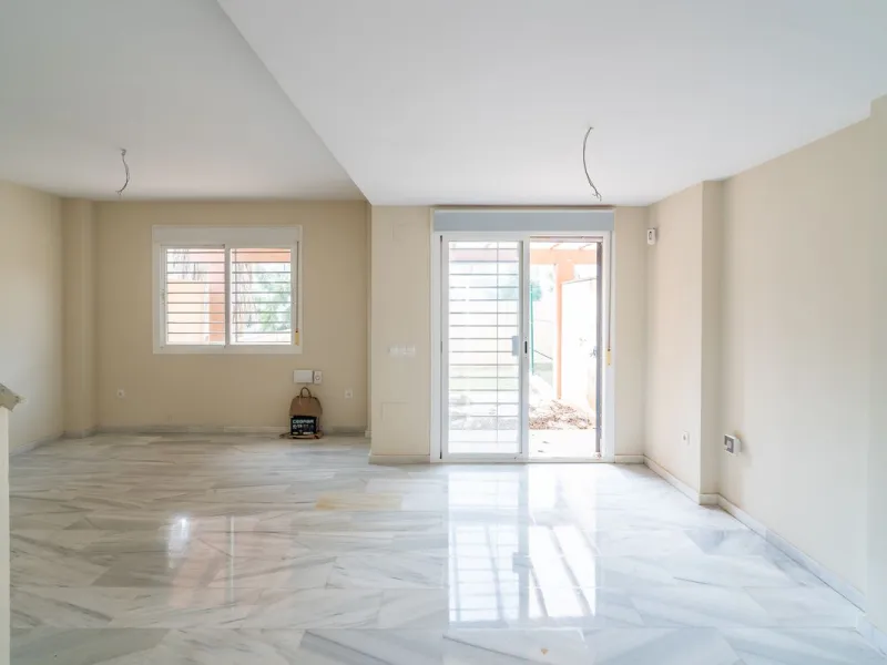 Townhouse for sale to renovate in Calahonda, close to the beach.