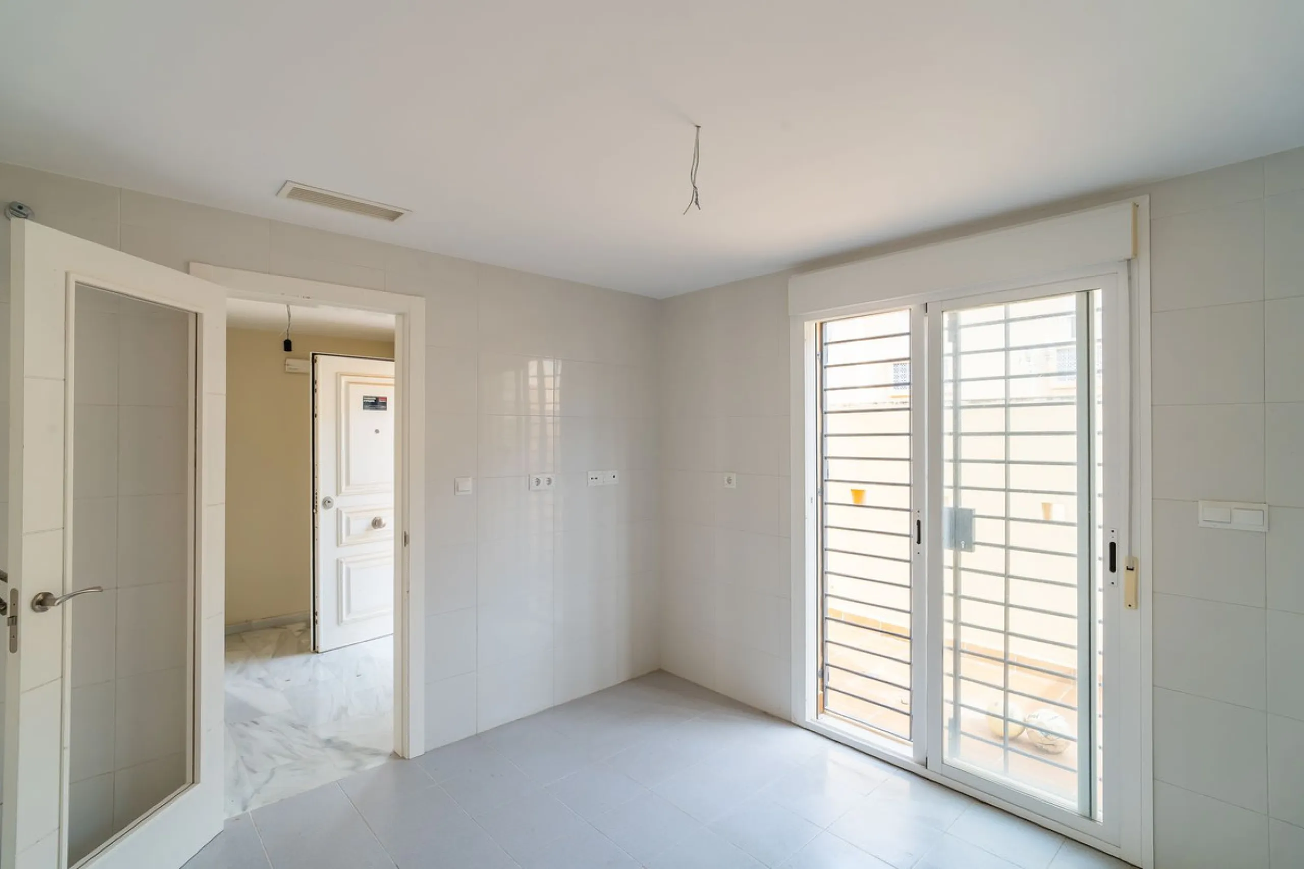 Townhouse for sale to renovate in Calahonda, close to the beach.