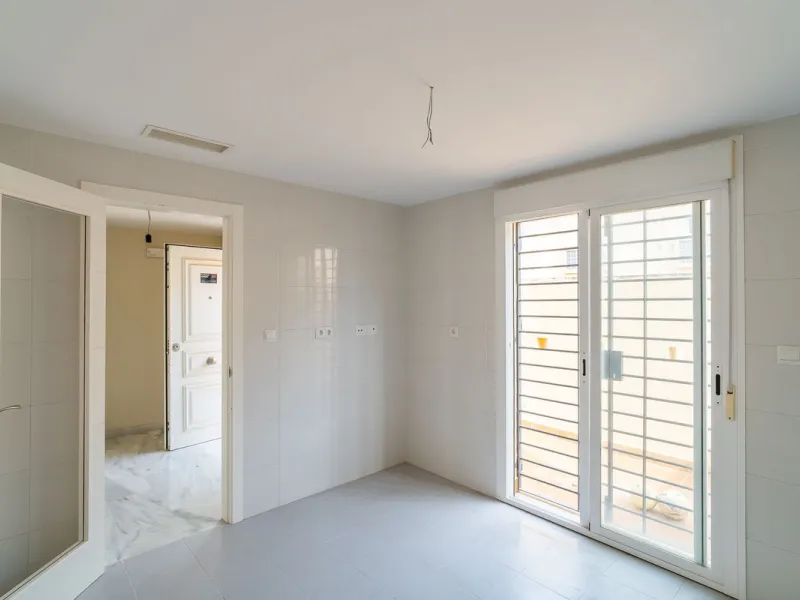 Townhouse for sale to renovate in Calahonda, close to the beach.