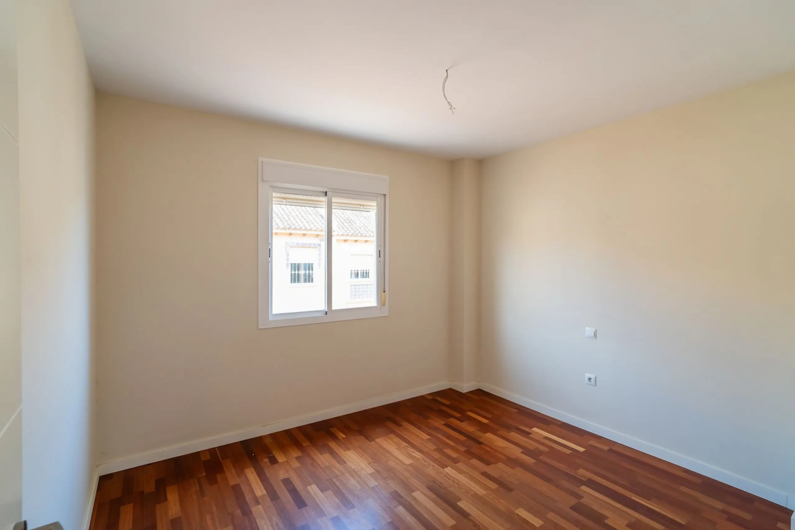 Townhouse for sale to renovate in Calahonda, close to the beach.