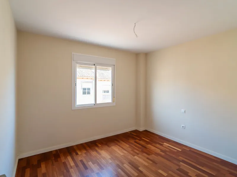 Townhouse for sale to renovate in Calahonda, close to the beach.