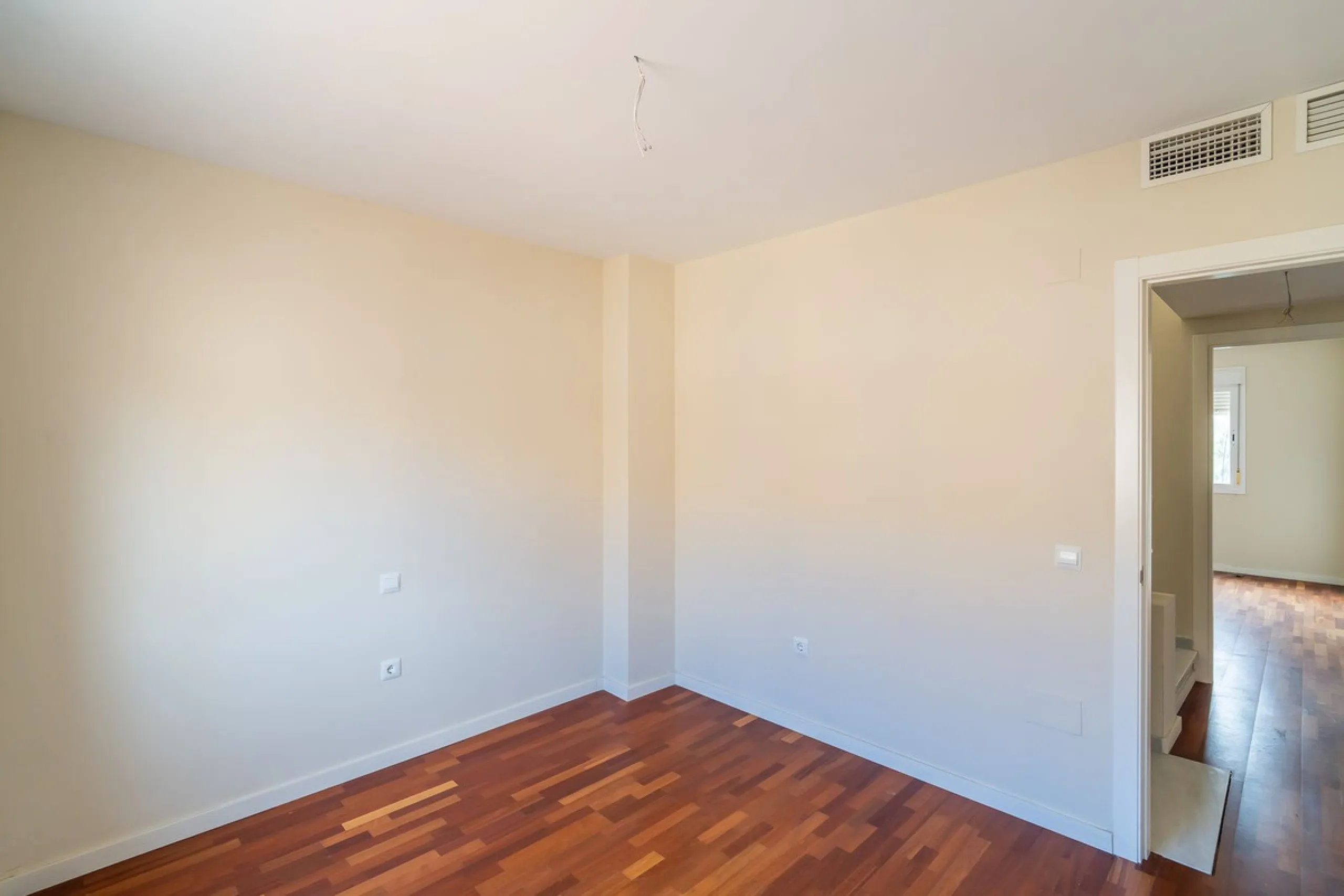 Townhouse for sale to renovate in Calahonda, close to the beach.