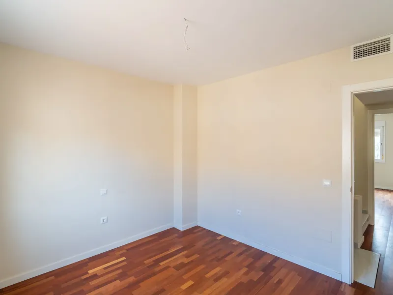 Townhouse for sale to renovate in Calahonda, close to the beach.