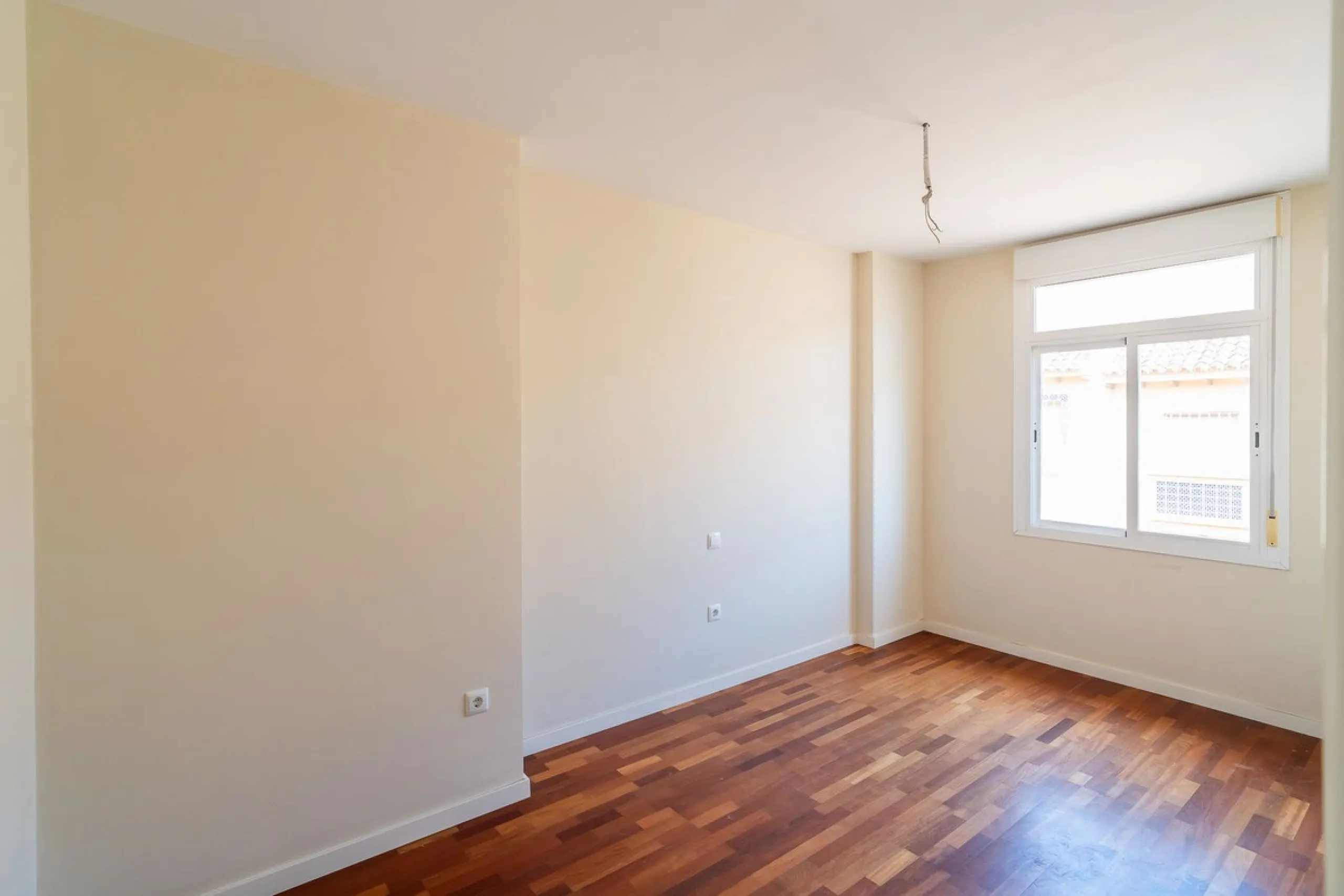 Townhouse for sale to renovate in Calahonda, close to the beach.