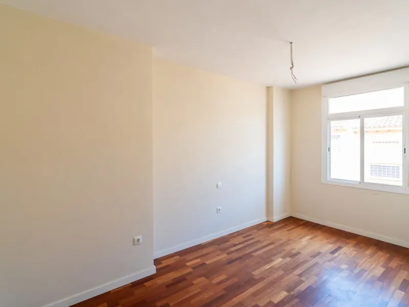 Townhouse for sale to renovate in Calahonda, close to the beach.
