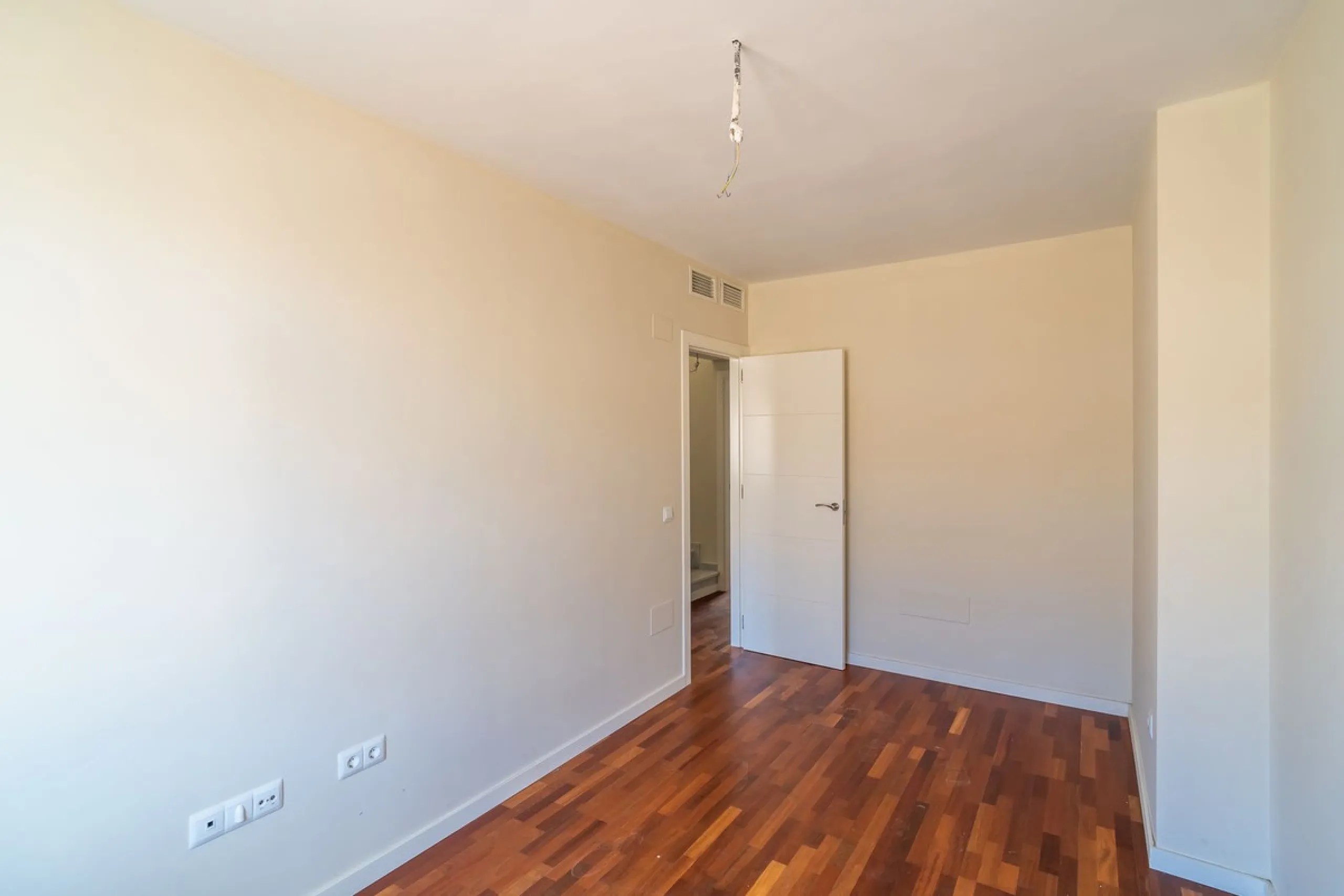 Townhouse for sale to renovate in Calahonda, close to the beach.