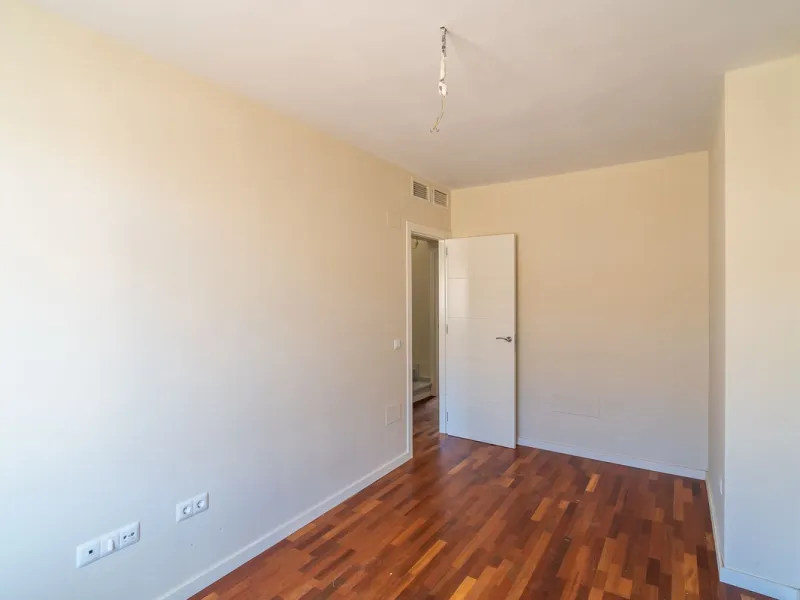 Townhouse for sale to renovate in Calahonda, close to the beach.