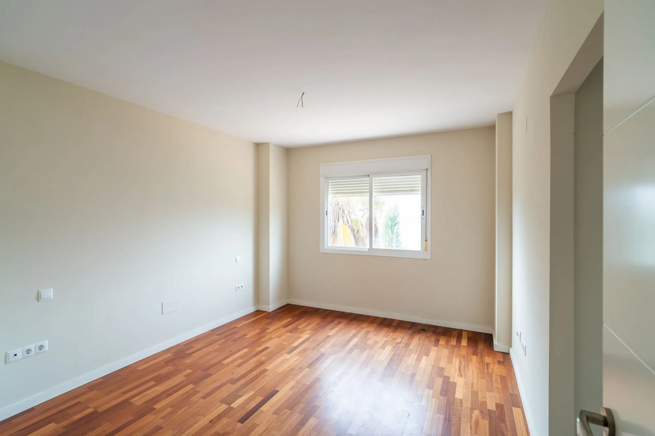 Townhouse for sale to renovate in Calahonda, close to the beach.