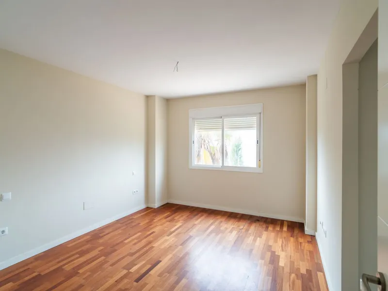 Townhouse for sale to renovate in Calahonda, close to the beach.