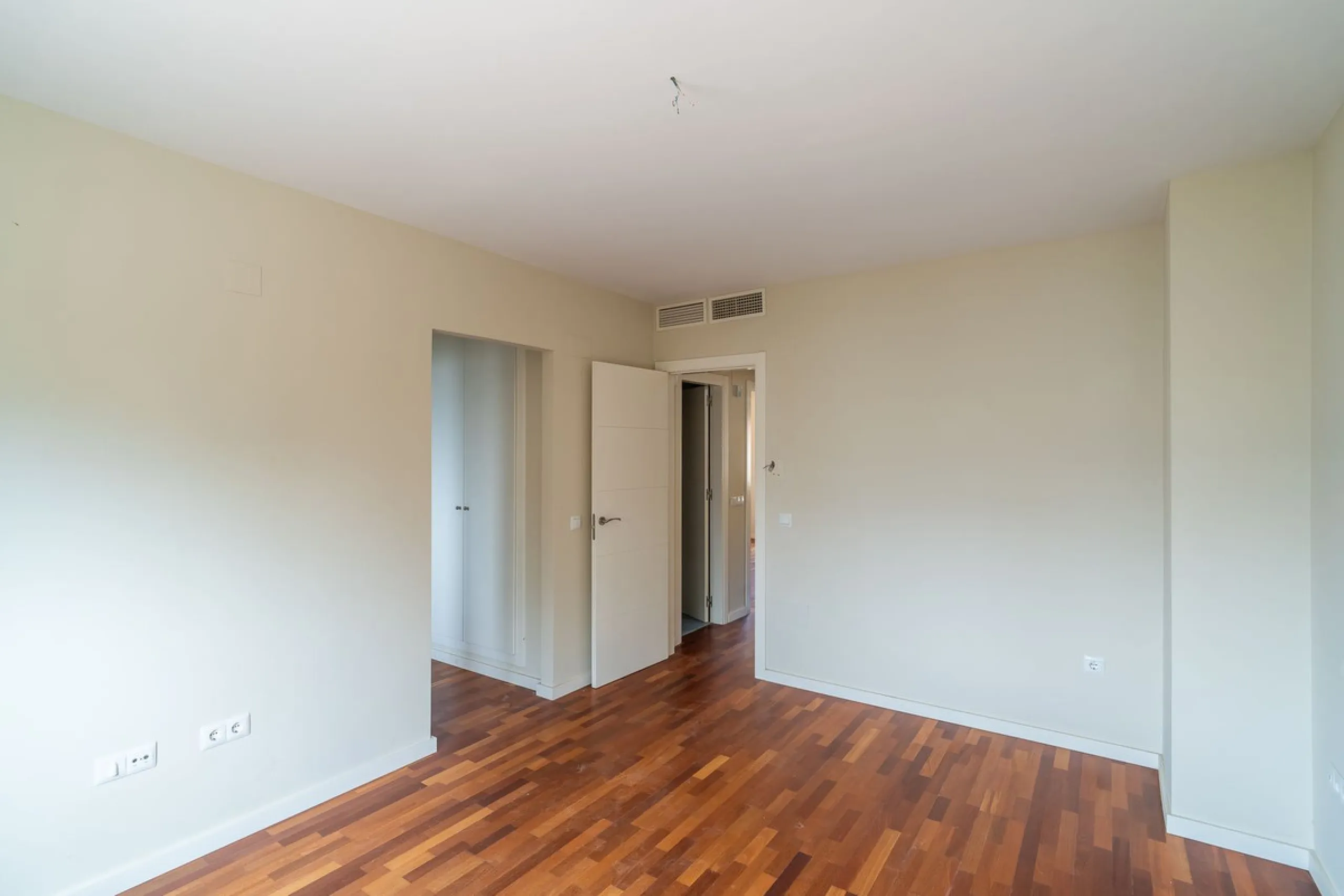 Townhouse for sale to renovate in Calahonda, close to the beach.