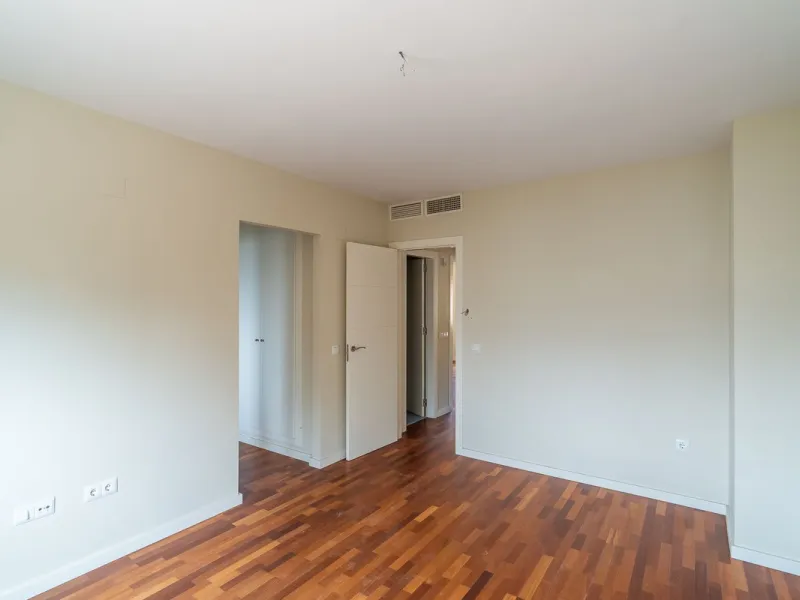 Townhouse for sale to renovate in Calahonda, close to the beach.