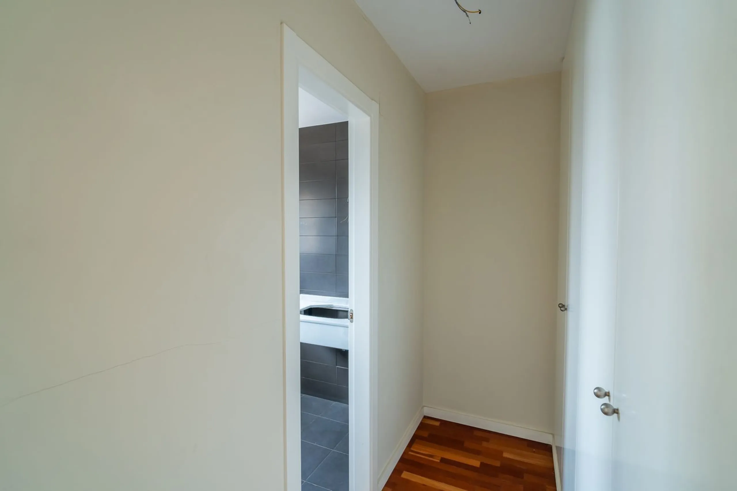 Townhouse for sale to renovate in Calahonda, close to the beach.