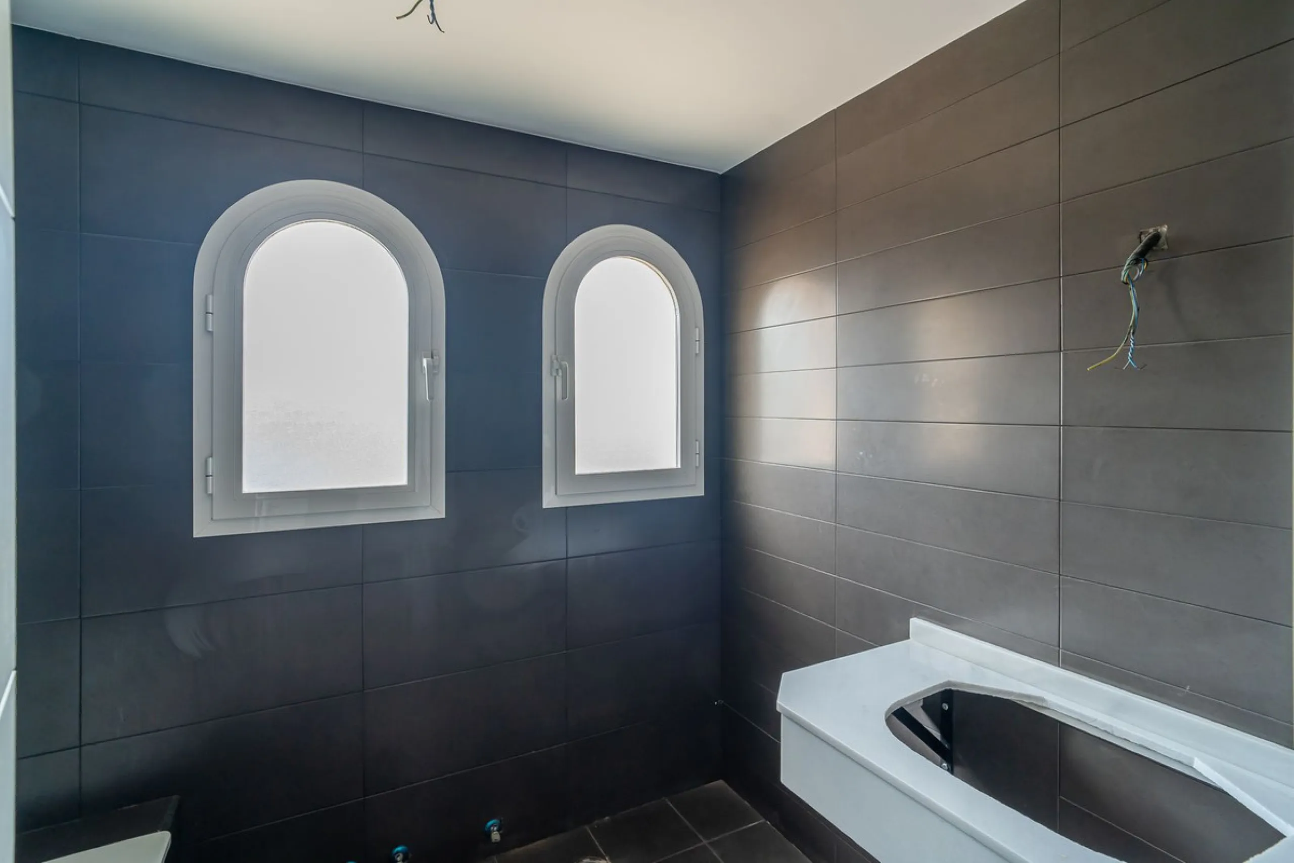Townhouse for sale to renovate in Calahonda, close to the beach.
