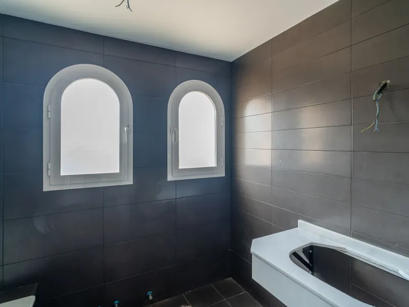 Townhouse for sale to renovate in Calahonda, close to the beach.