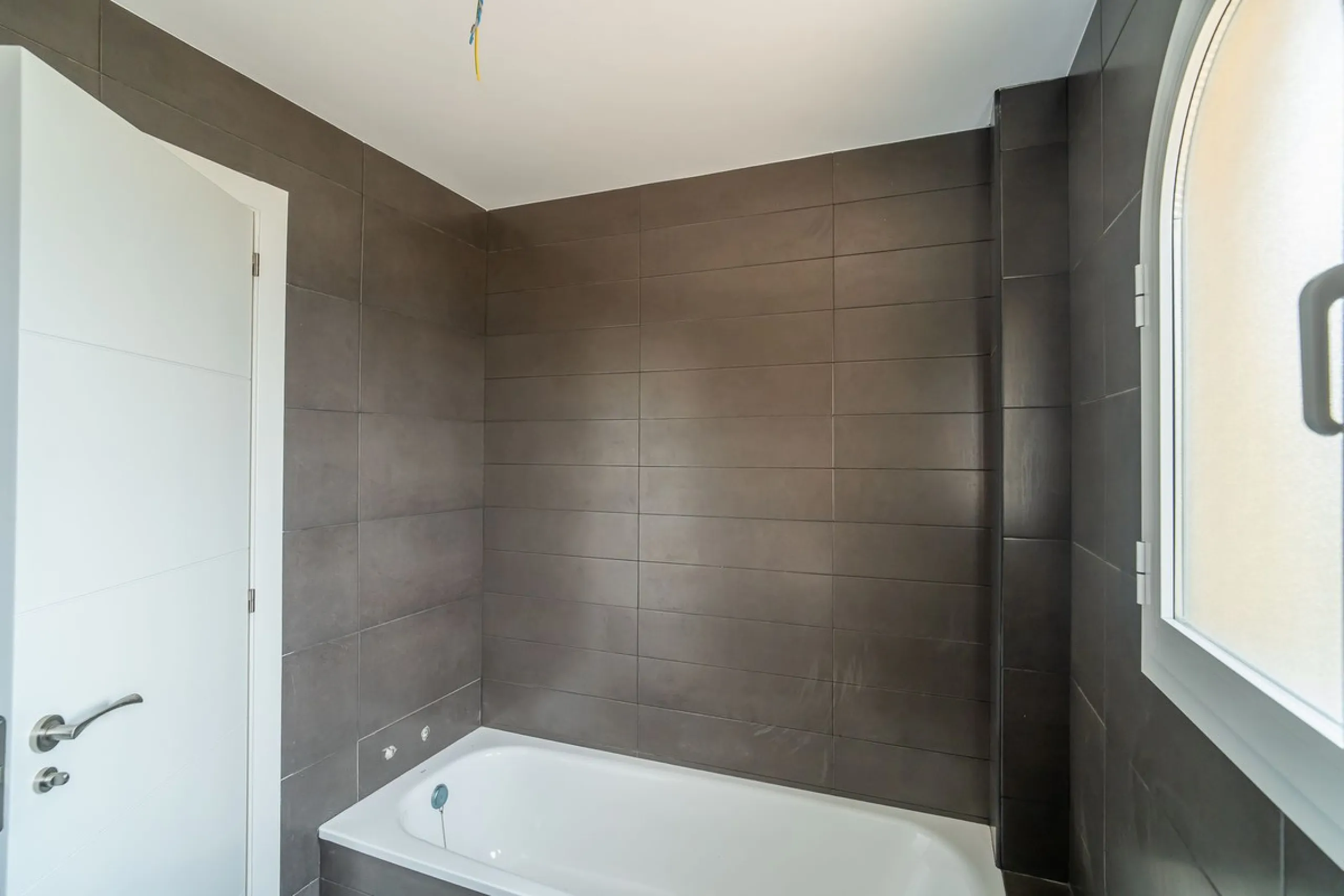 Townhouse for sale to renovate in Calahonda, close to the beach.