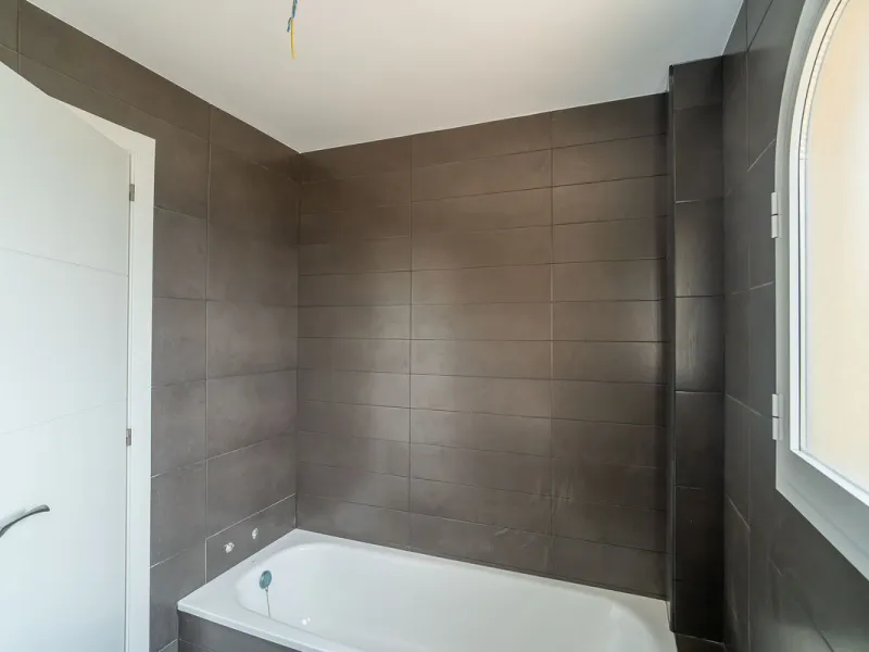 Townhouse for sale to renovate in Calahonda, close to the beach.