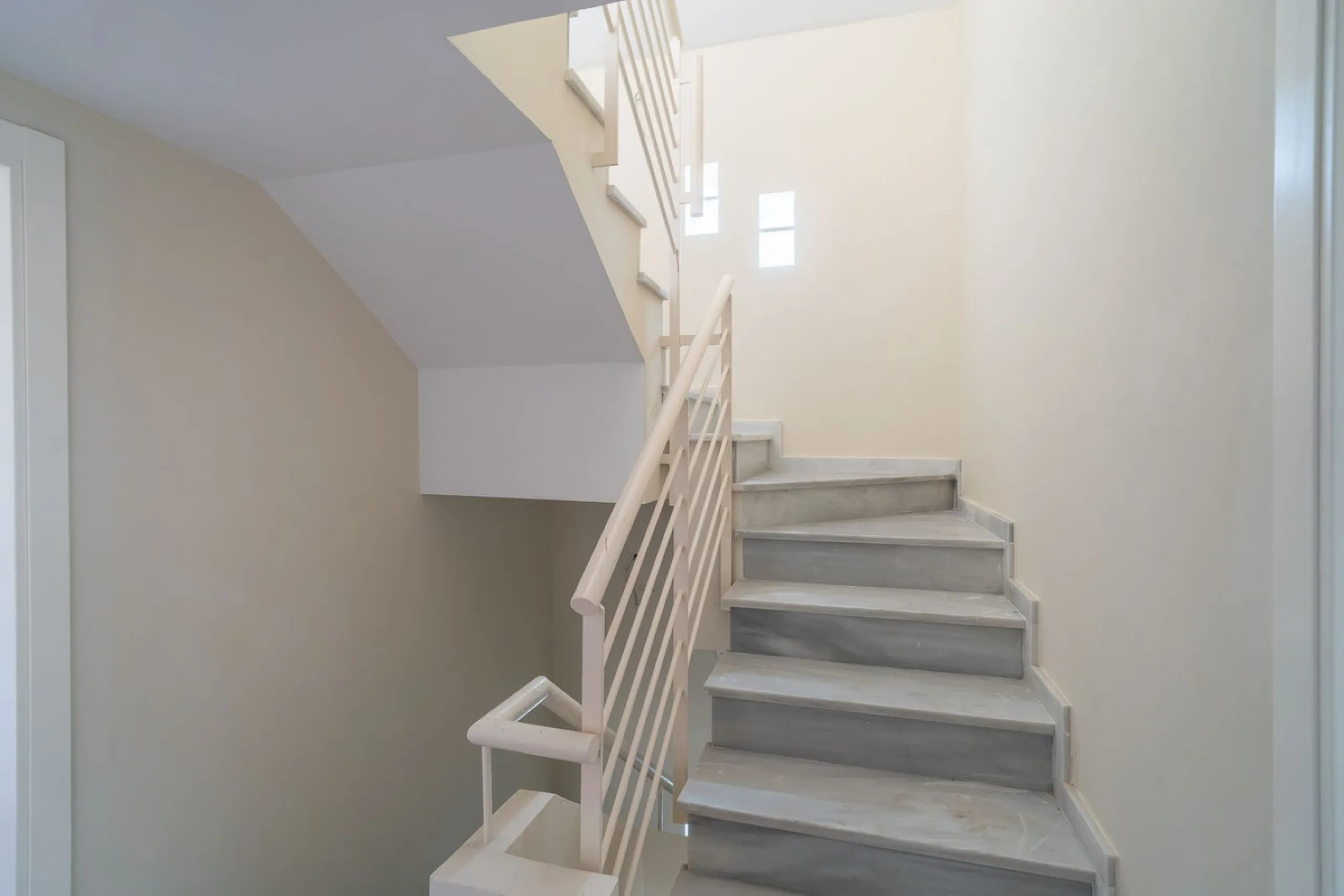 Townhouse for sale to renovate in Calahonda, close to the beach.