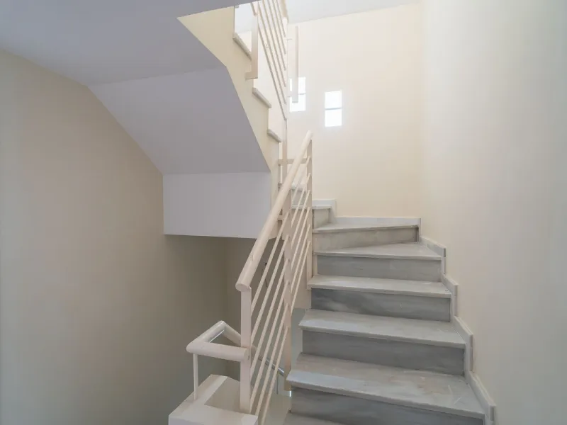 Townhouse for sale to renovate in Calahonda, close to the beach.