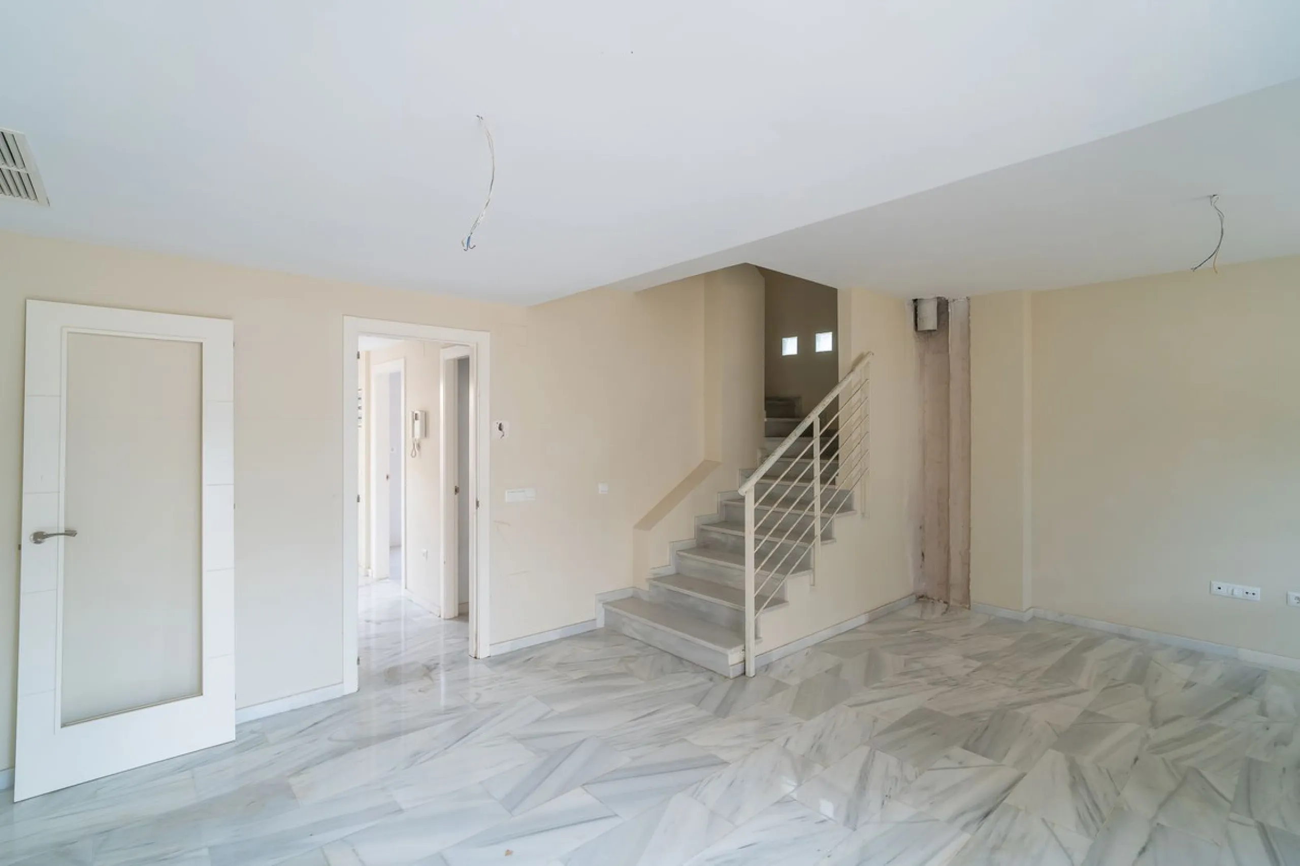 Townhouse for sale to renovate in Calahonda, close to the beach.