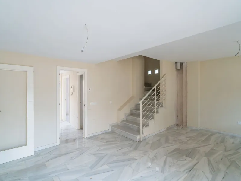 Townhouse for sale to renovate in Calahonda, close to the beach.