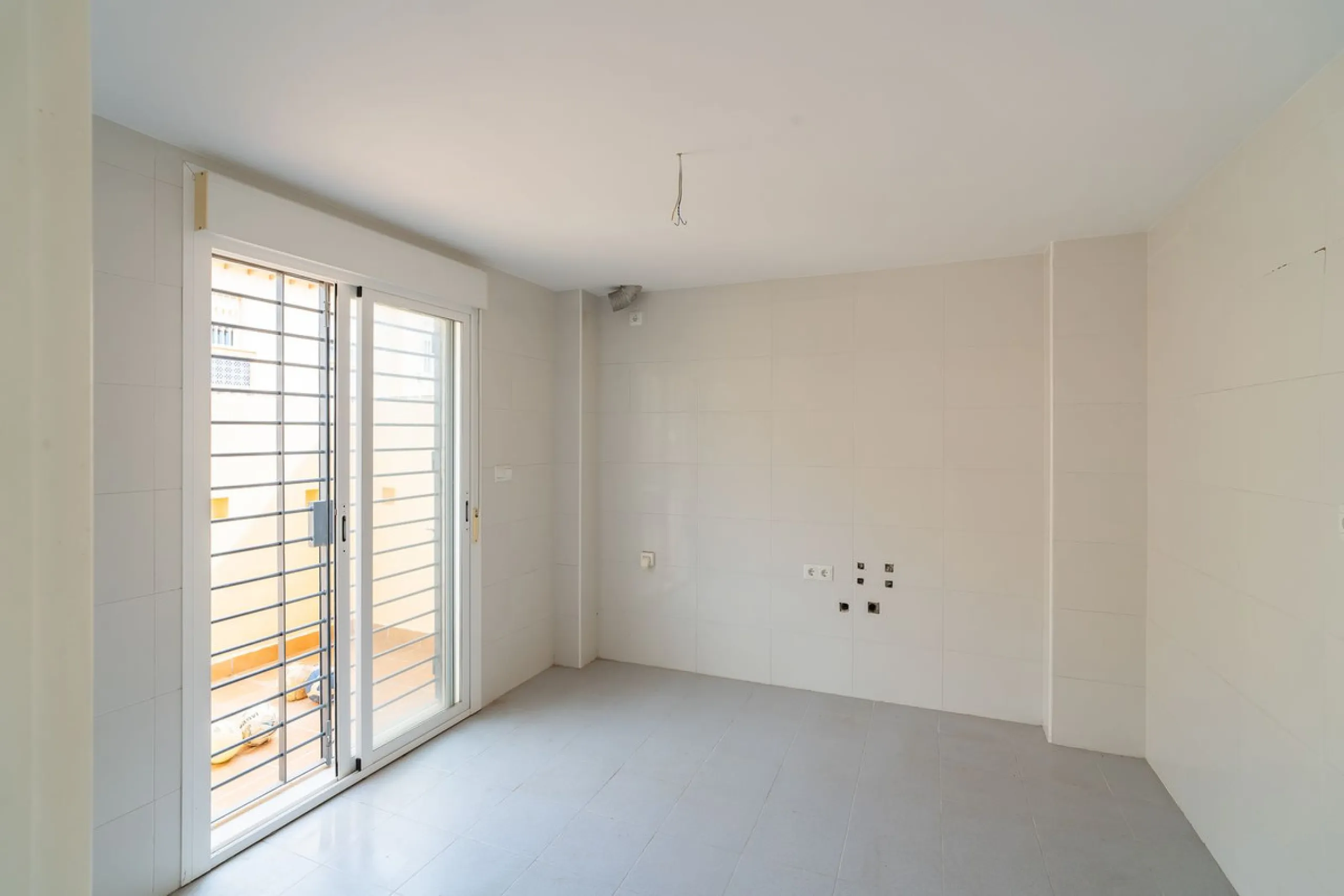 Townhouse for sale to renovate in Calahonda, close to the beach.