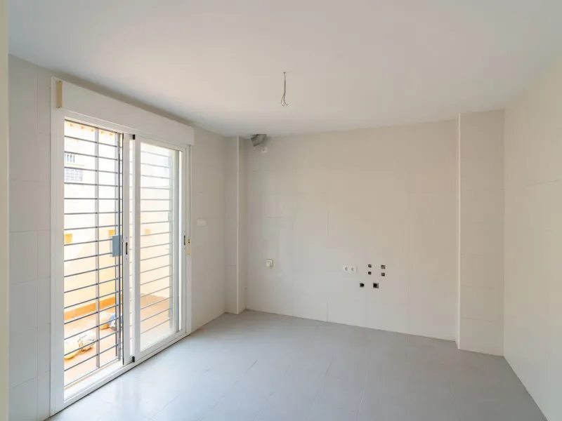 Townhouse for sale to renovate in Calahonda, close to the beach.