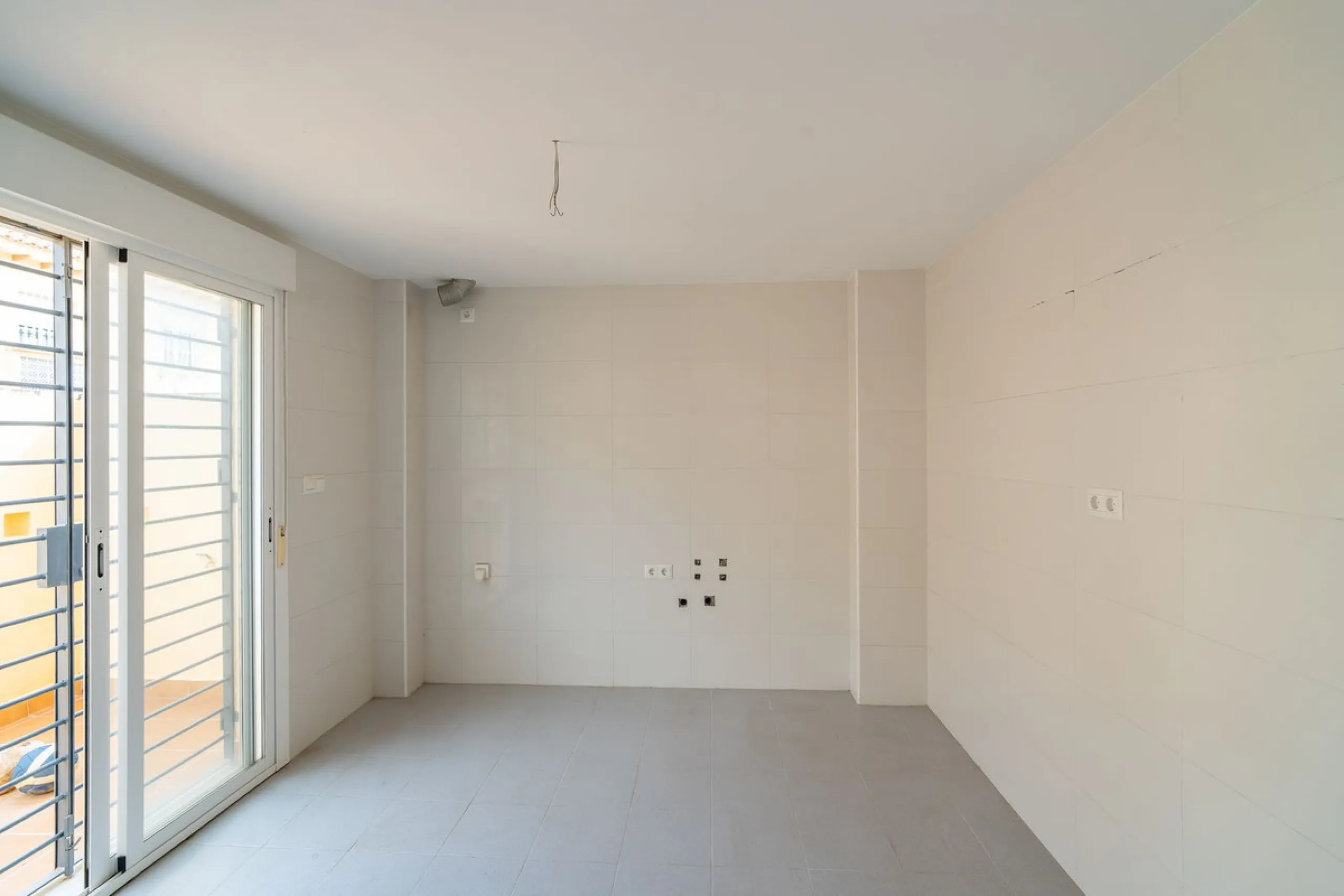 Townhouse for sale to renovate in Calahonda, close to the beach.