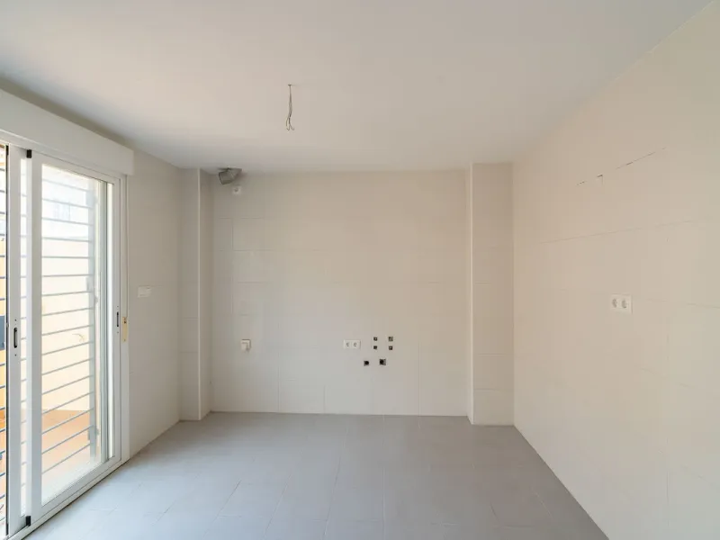 Townhouse for sale to renovate in Calahonda, close to the beach.