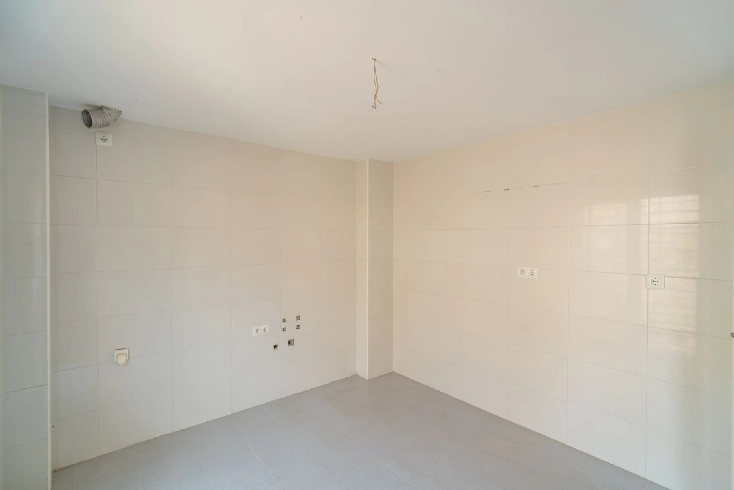 Townhouse for sale to renovate in Calahonda, close to the beach.