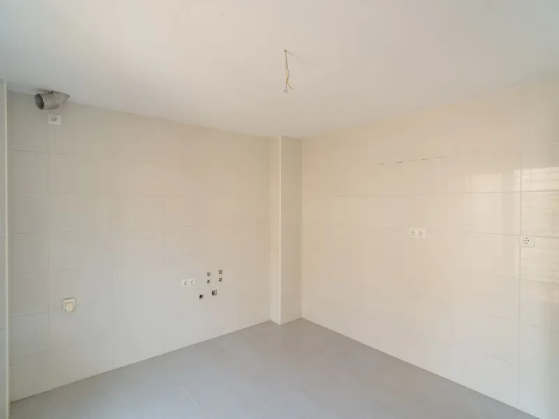 Townhouse for sale to renovate in Calahonda, close to the beach.