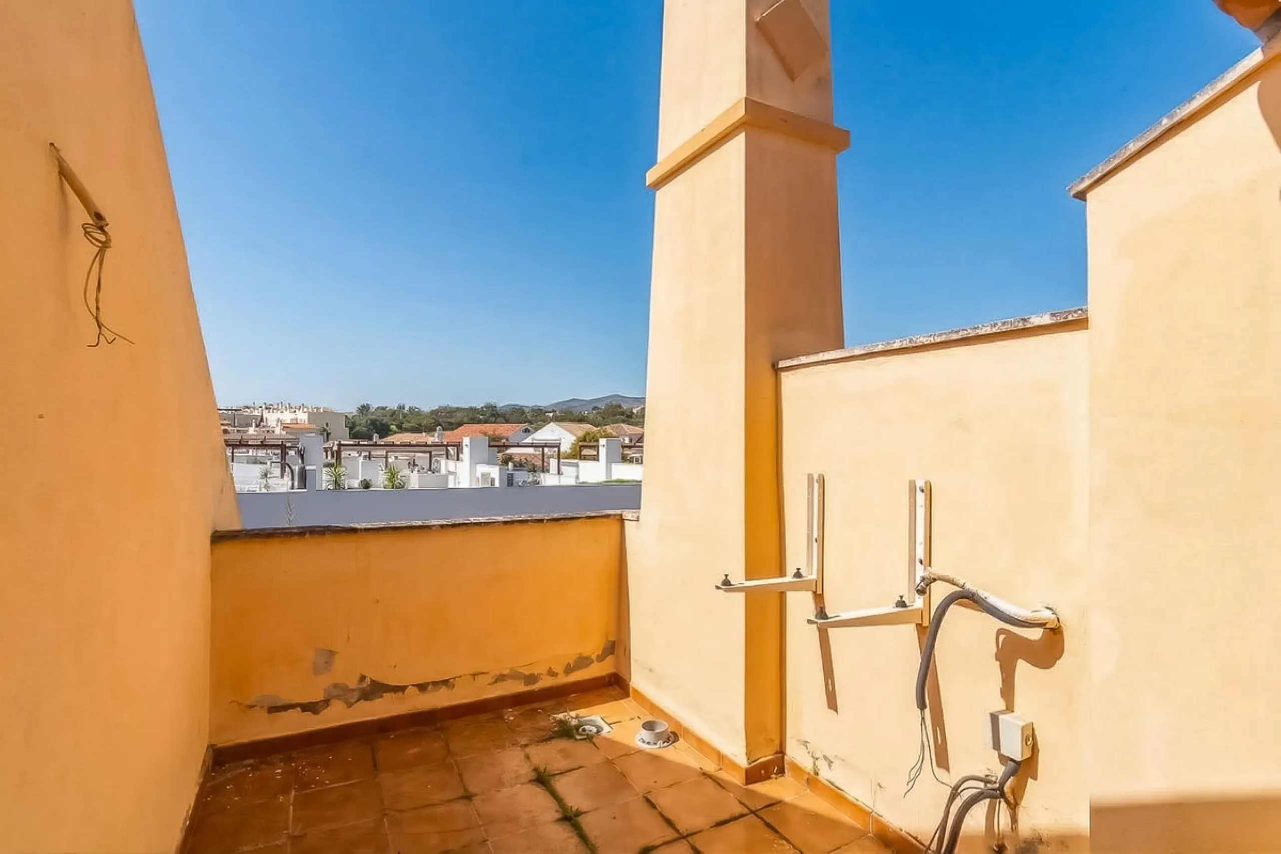 Townhouse for sale to renovate in Calahonda, close to the beach.