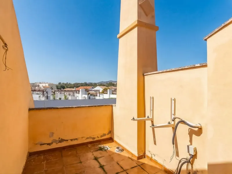 Townhouse for sale to renovate in Calahonda, close to the beach.