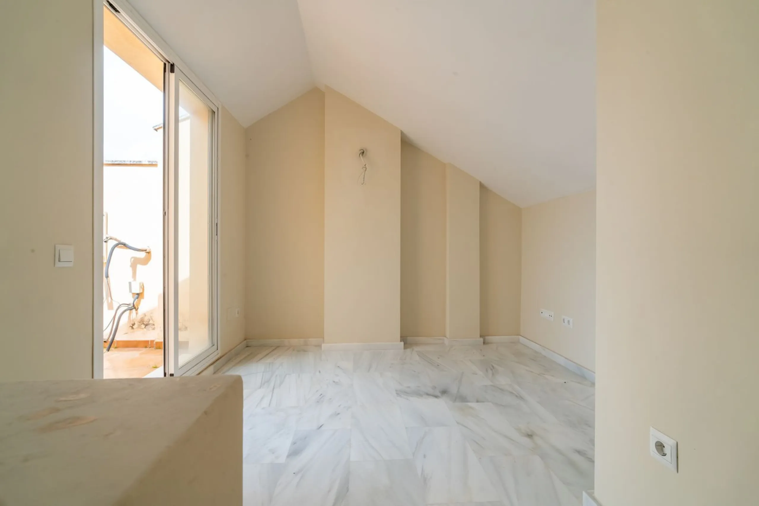 Townhouse for sale to renovate in Calahonda, close to the beach.