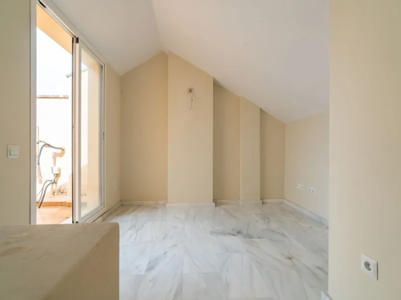 Townhouse for sale to renovate in Calahonda, close to the beach.
