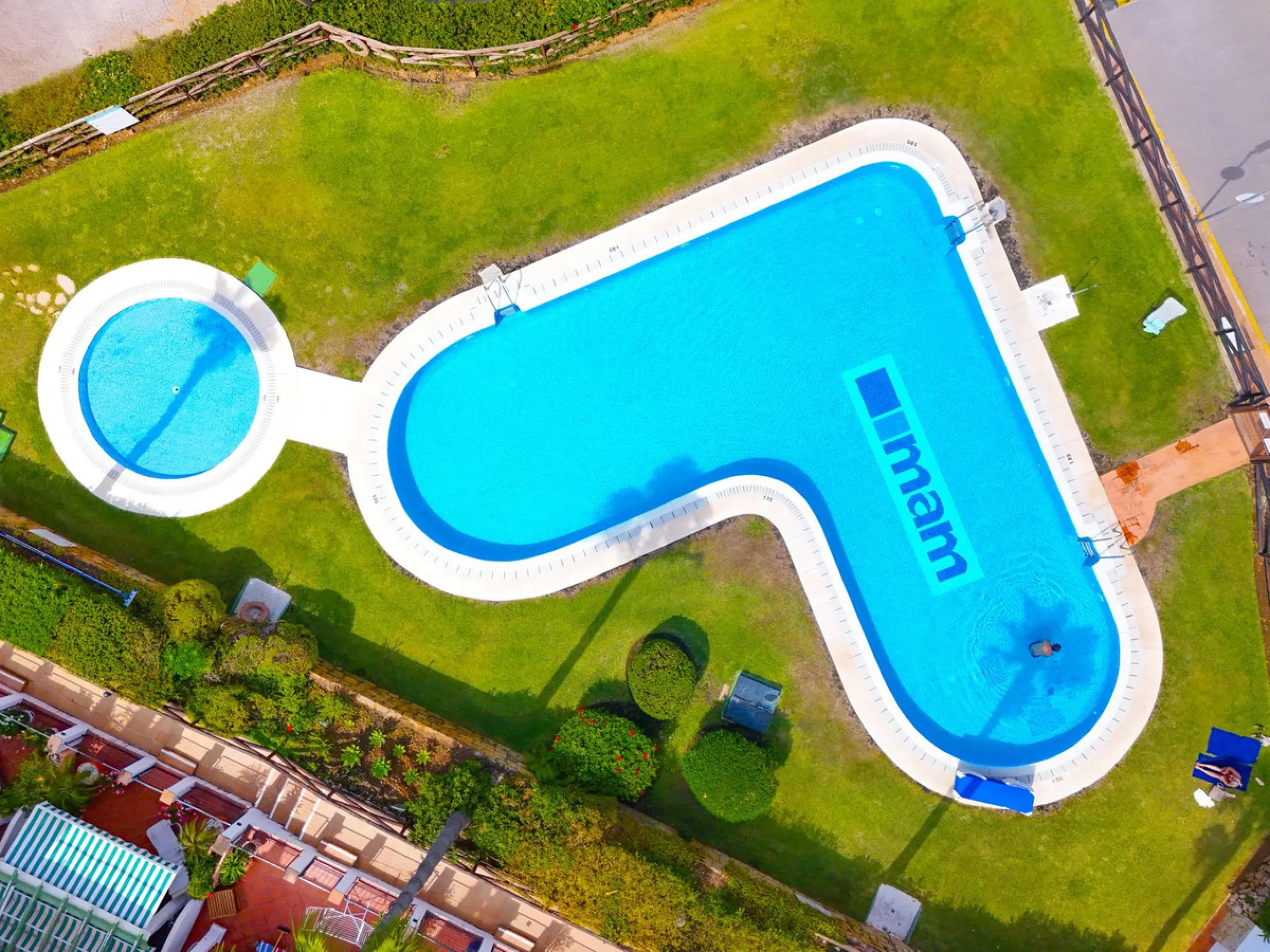 A rare opportunity to invest in a fully-furnished, 3-bedroom townhouse with a fully-transferable holiday rental license, allowing you to enjoy the property personally as well as generating immediate income through short-term rentals, if desired.