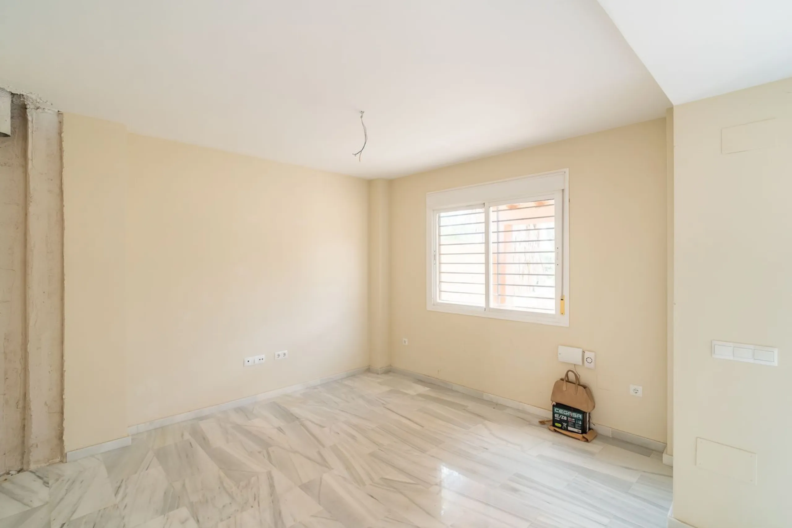 Townhouse for sale to renovate in Calahonda, close to the beach.