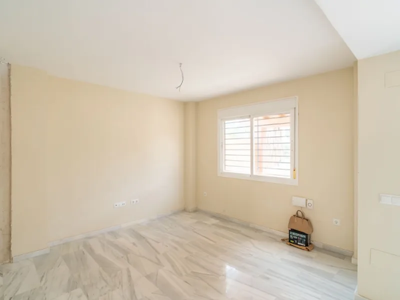 Townhouse for sale to renovate in Calahonda, close to the beach.