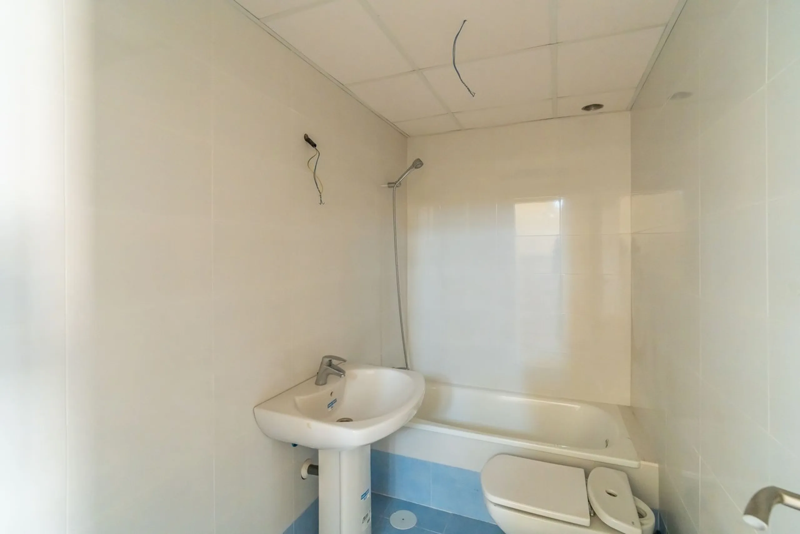 Townhouse for sale to renovate in Calahonda, close to the beach.