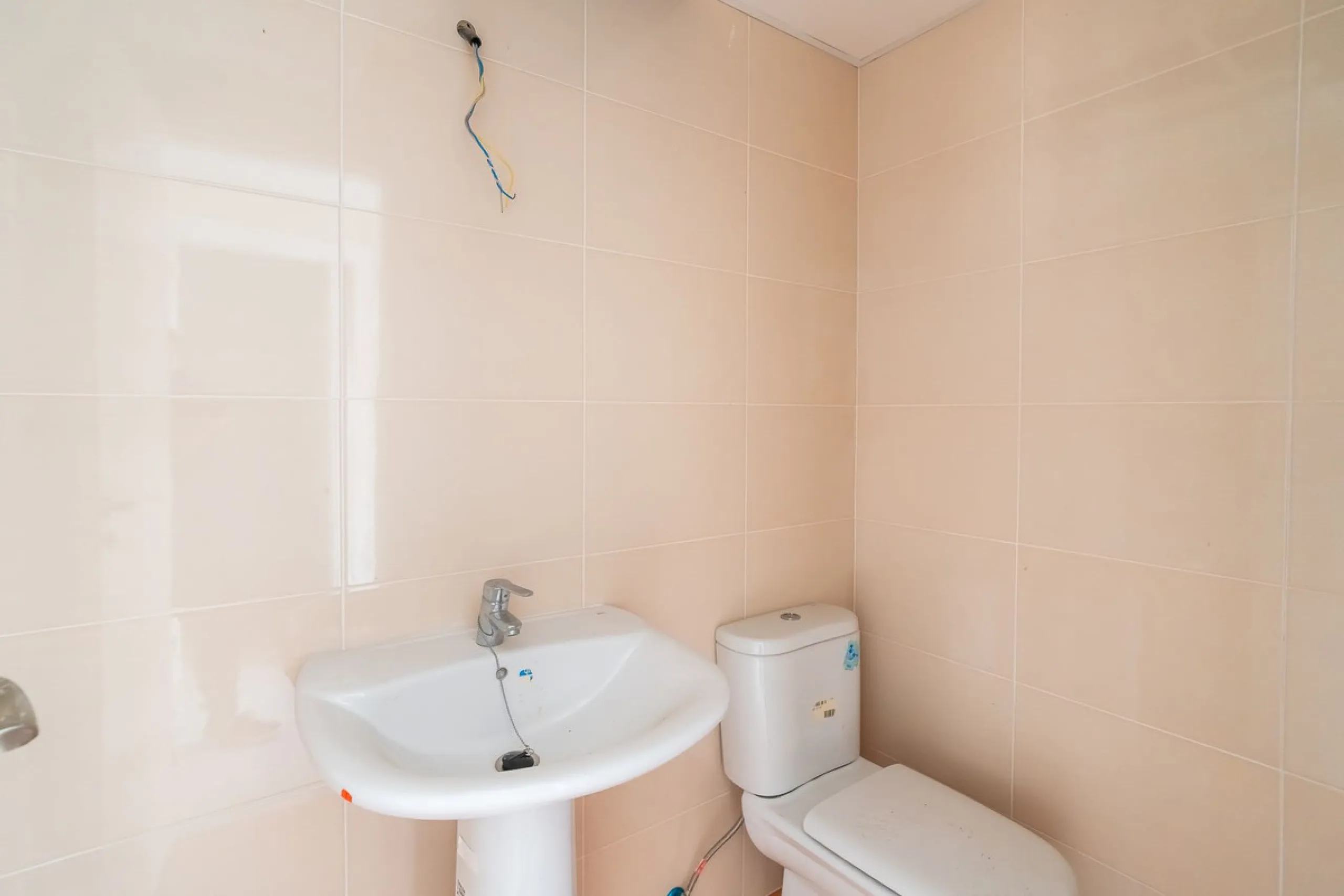 Townhouse for sale to renovate in Calahonda, close to the beach.
