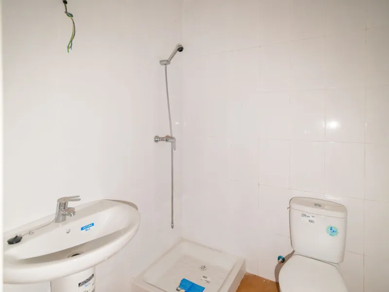 Townhouse for sale to renovate in Calahonda, close to the beach.